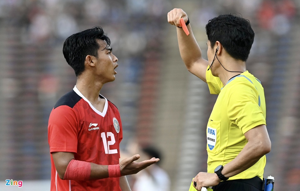 Văn Tùng ngăn cầu thủ U22 Indonesia gây sự-9