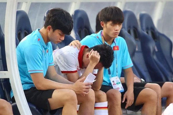 Cổ động viên chê hàng thủ U22 Việt Nam vỡ nát, đòi HLV Troussier từ chức-1