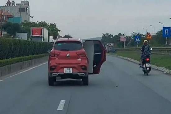 Xử phạt, tước giấy phép lái xe nữ tài xế mở cửa ô tô khi đi trên Quốc lộ 1A