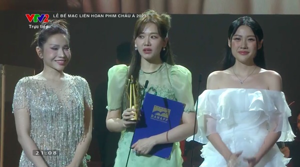 Trấn Thành vắng mặt, Hari Won thay chồng nhận giải Đạo diễn xuất sắc-3