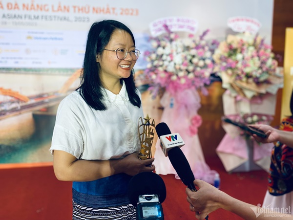 Trấn Thành vắng mặt, Hari Won thay chồng nhận giải Đạo diễn xuất sắc-5