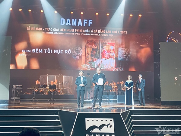 Trấn Thành vắng mặt, Hari Won thay chồng nhận giải Đạo diễn xuất sắc-6