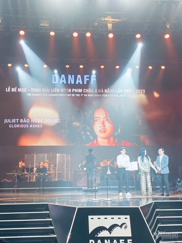 Trấn Thành vắng mặt, Hari Won thay chồng nhận giải Đạo diễn xuất sắc-7