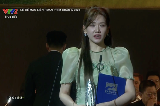 Trấn Thành vắng mặt, Hari Won thay chồng nhận giải 'Đạo diễn xuất sắc'