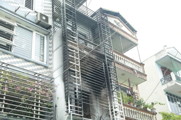 Dòng người khóc thương tiễn biệt 4 bà cháu tử vong trong vụ hỏa hoạn-19