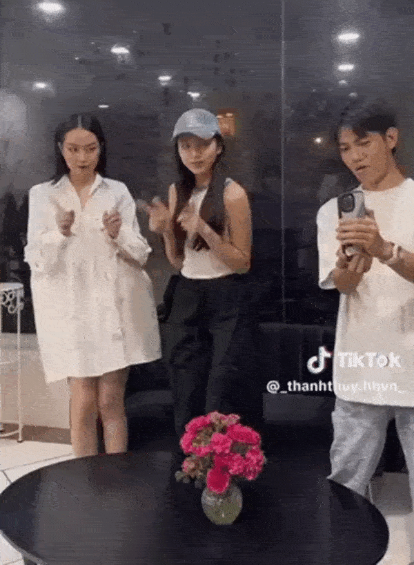 Hoa hậu Thuỳ Tiên và Thanh Thủy chung khung hình thu về 500.000 lượt xem-2