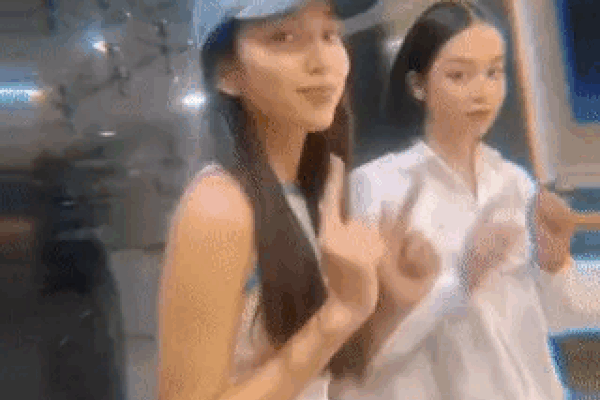 Hoa hậu Thuỳ Tiên và Thanh Thủy chung khung hình thu về 500.000 lượt xem