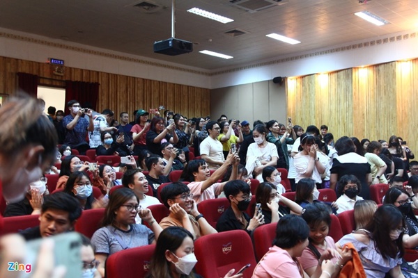 Đêm diễn cuối cùng của Thành Lộc ở Idecaf, khán giả òa khóc-2