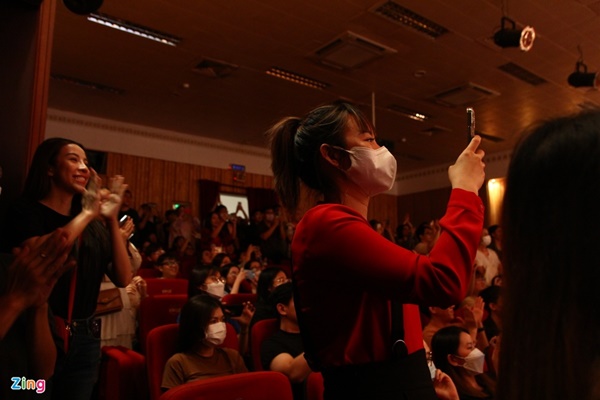 Đêm diễn cuối cùng của Thành Lộc ở Idecaf, khán giả òa khóc-4