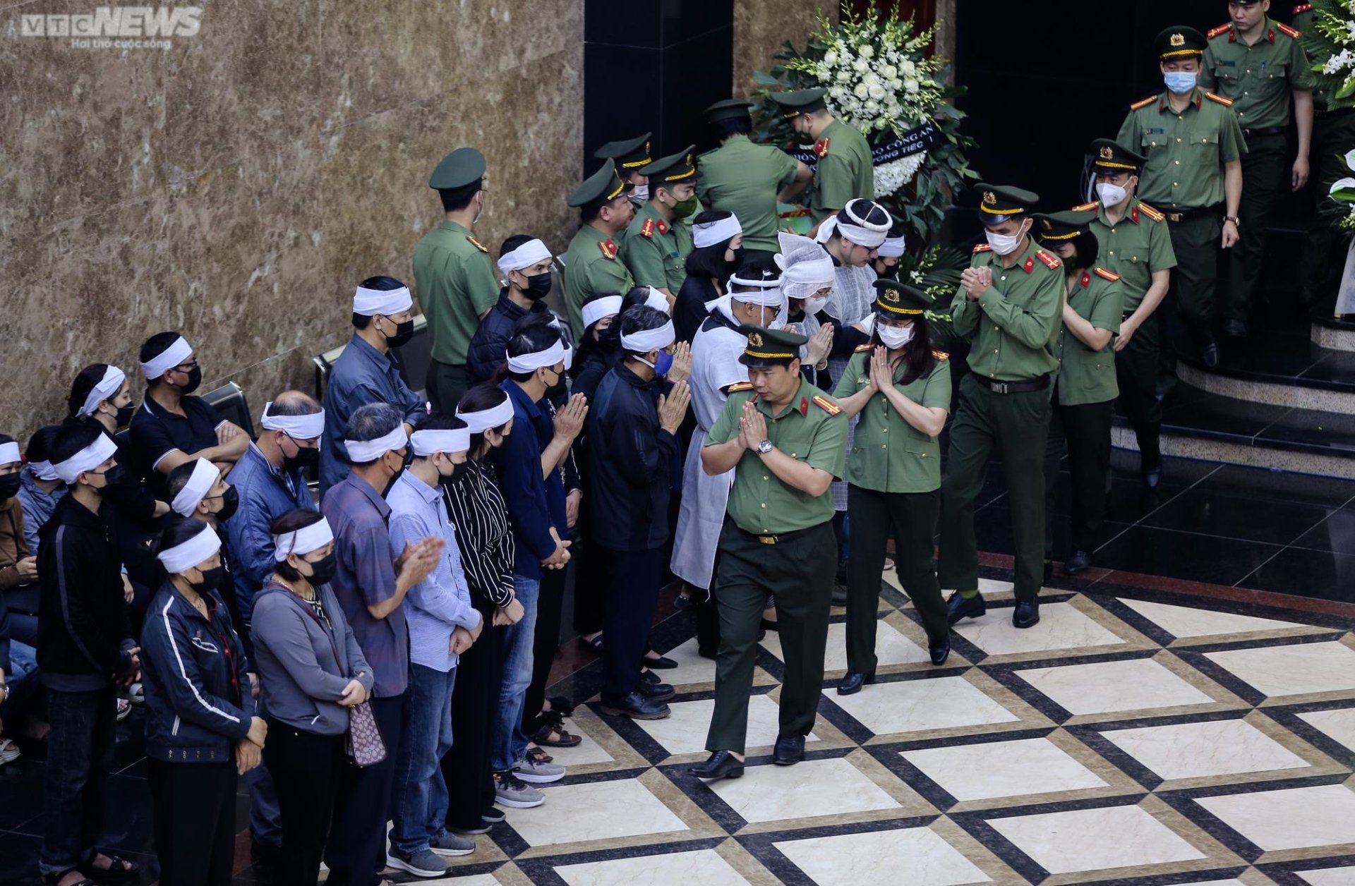 Dòng người khóc thương tiễn biệt 4 bà cháu tử vong trong vụ hỏa hoạn-4