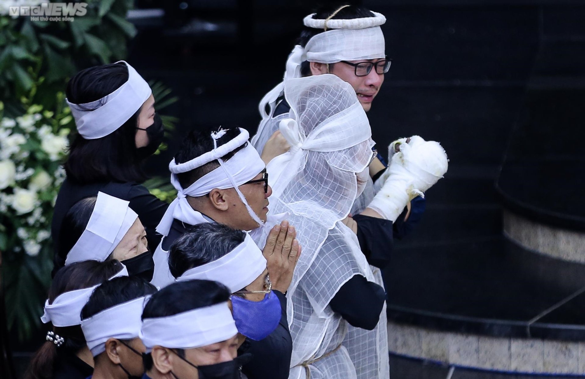 Dòng người khóc thương tiễn biệt 4 bà cháu tử vong trong vụ hỏa hoạn-3