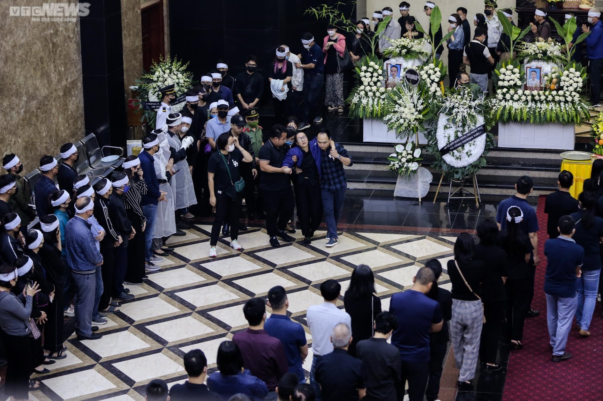 Dòng người khóc thương tiễn biệt 4 bà cháu tử vong trong vụ hỏa hoạn-11