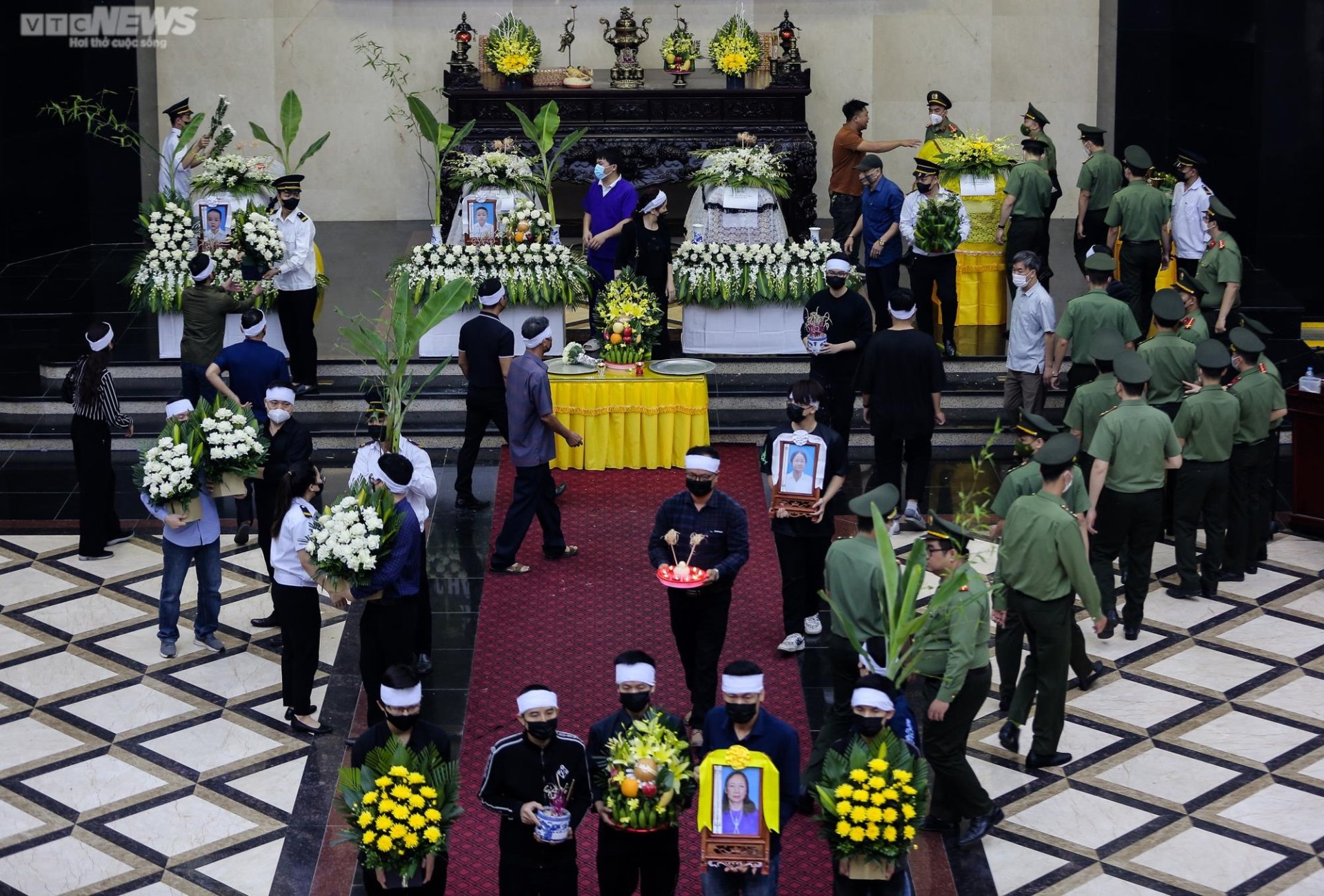 Dòng người khóc thương tiễn biệt 4 bà cháu tử vong trong vụ hỏa hoạn-12