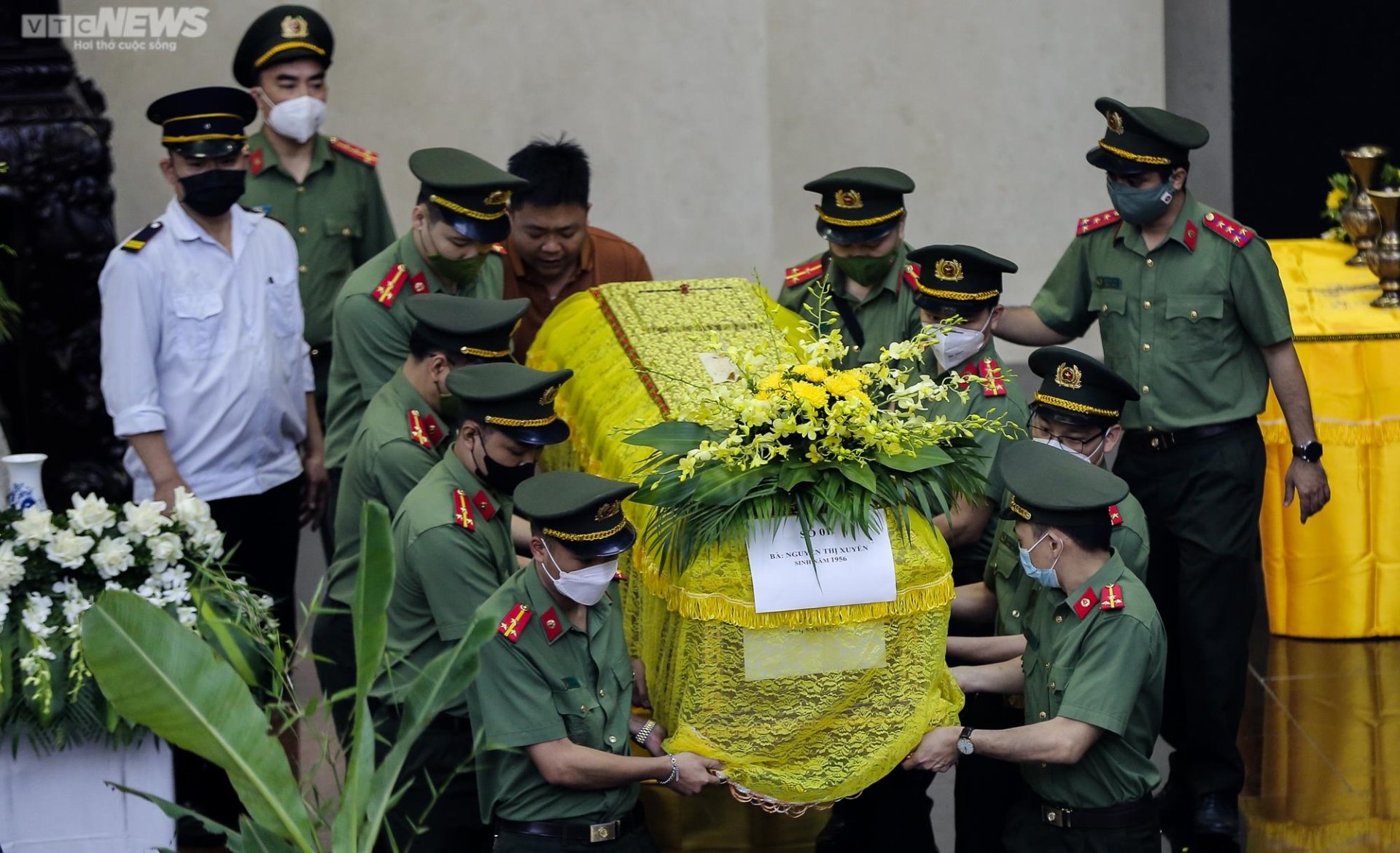 Dòng người khóc thương tiễn biệt 4 bà cháu tử vong trong vụ hỏa hoạn-13