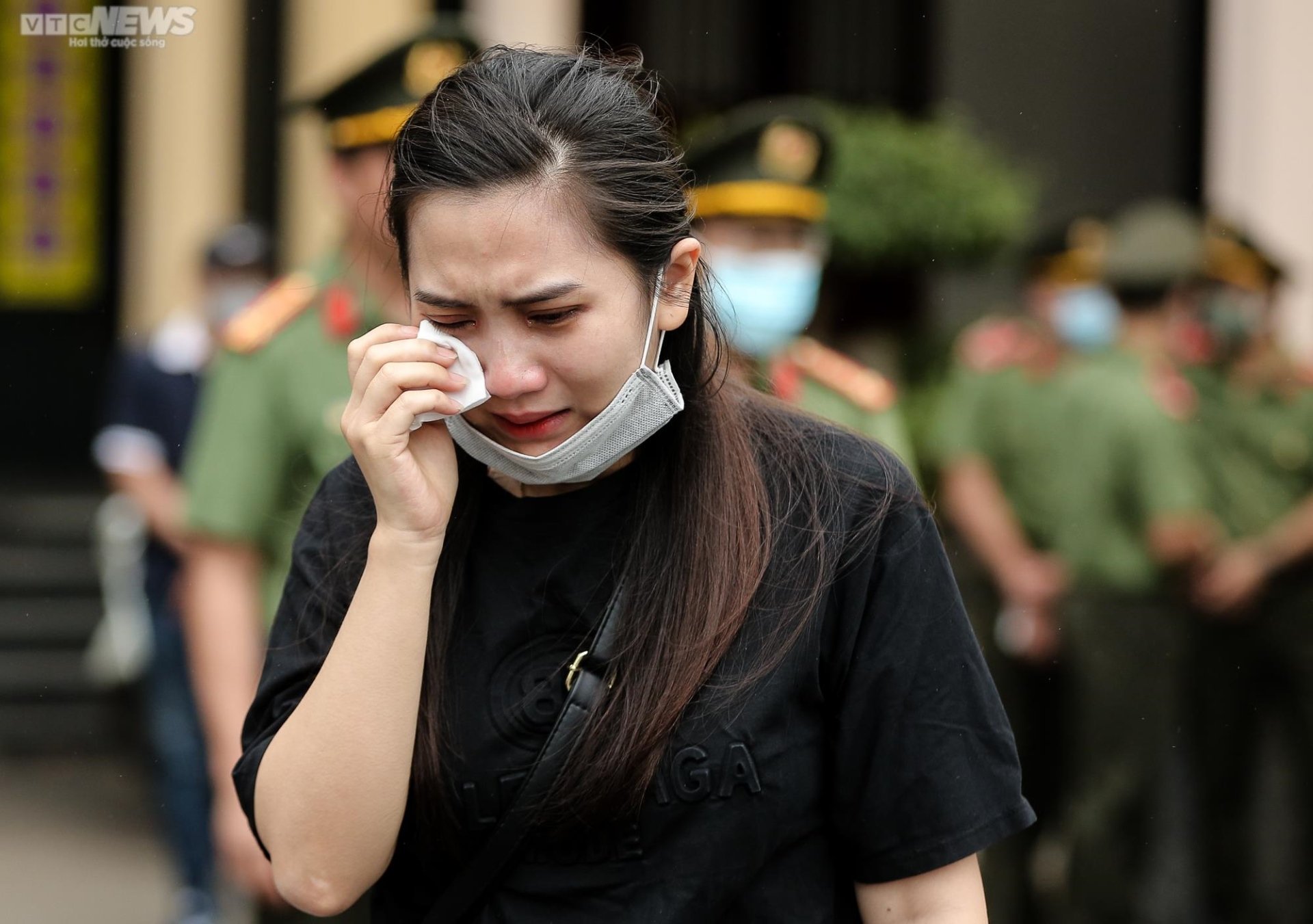 Dòng người khóc thương tiễn biệt 4 bà cháu tử vong trong vụ hỏa hoạn-17