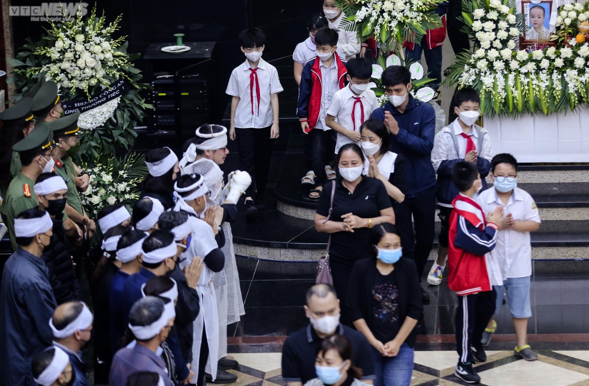 Dòng người khóc thương tiễn biệt 4 bà cháu tử vong trong vụ hỏa hoạn-10