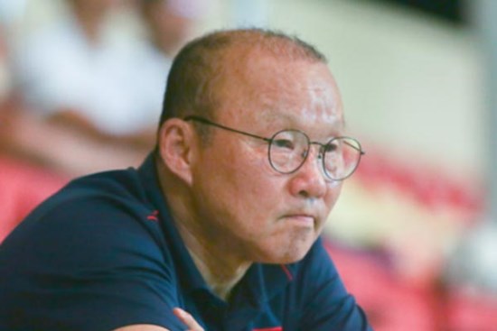 HLV Park Hang Seo bực tức, đấm vào ghế sau bàn thua của U22 Việt Nam