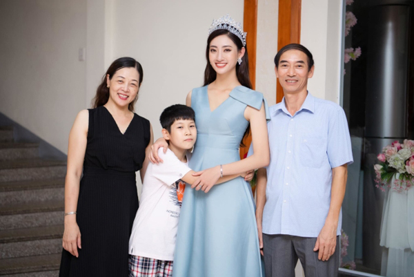 Thân thế mẹ ruột Hoa hậu Lương Thùy Linh: Đứng đầu kho bạc nhà nước một tỉnh, thời trẻ cũng là mỹ nhân-5