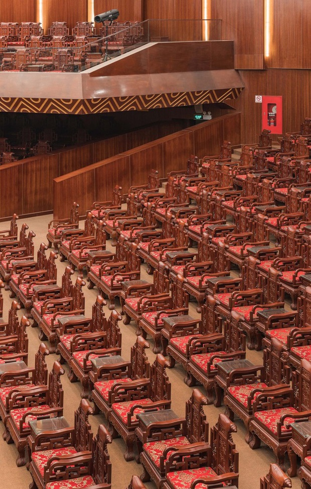 Nhà hát hơn 240 tỉ đồng gây tranh cãi bởi hàng ghế gỗ bề thế tốn kém-1