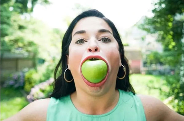 Người phụ nữ miệng rộng nhất thế giới kiếm được 300 triệu mỗi lần lên TikTok-2