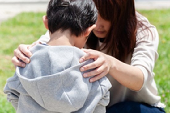 Cậu bé mắc bệnh lạ nhưng từ bác sĩ đến bố đều không tin, người mẹ đã làm 1 điều khiến con hồi phục: Đỉnh cao giáo dục chính là đây!