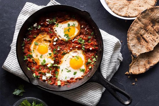 Trứng ốp la với cà chua ngon miệng cho bữa sáng