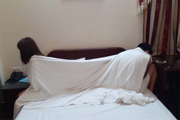 Người đàn ông và nữ nhân viên massage cùng tử vong trong tư thế treo cổ-1