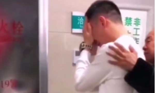 Một sản phụ vào phòng sinh, 4 người đàn ông trạc tuổi nhau thấp thỏm chờ đợi bên ngoài đều nhận là bố đứa trẻ-1