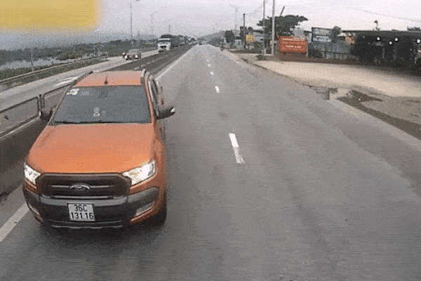 Đi ngược chiều đường, tài xế xe máy bị hất tung-1