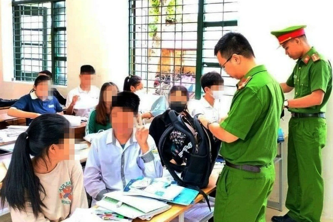 Kinh hoàng phát hiện học sinh tàng trữ hung khí, cỏ Mỹ-1
