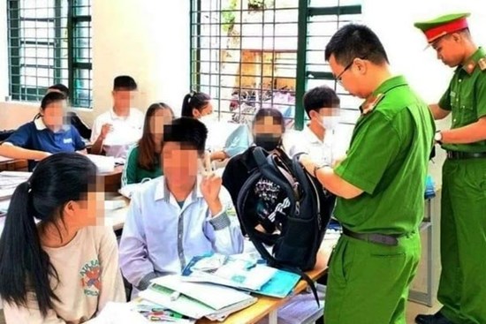 Kinh hoàng phát hiện học sinh tàng trữ hung khí, 
