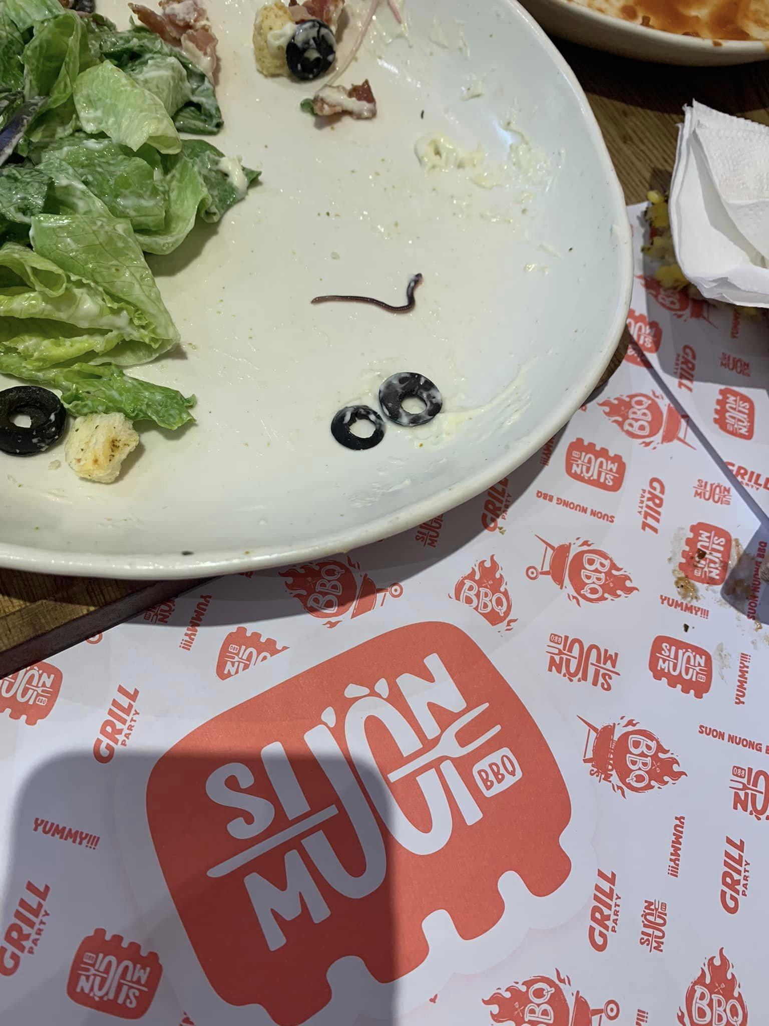 Đĩa salad có sinh vật lạ ngoe nguẩy, nhà hàng sườn nổi tiếng Hà Nội nói gì?-1
