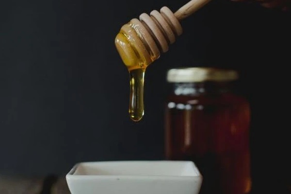 Hàng nghìn lít mật ong giả bị bắt quả tang, làm thế nào để nhận biết chất lượng?-5
