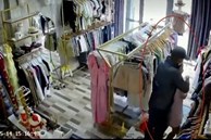 Tên cướp manh động dùng dao khống chế người phụ nữ ở tiệm quần áo