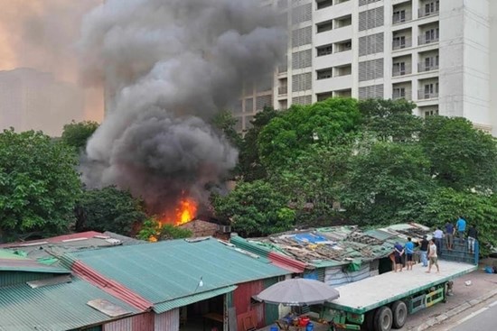 Cháy dãy nhà tạm sát làng sinh viên khu đô thị Pháp Vân, Hà Nội