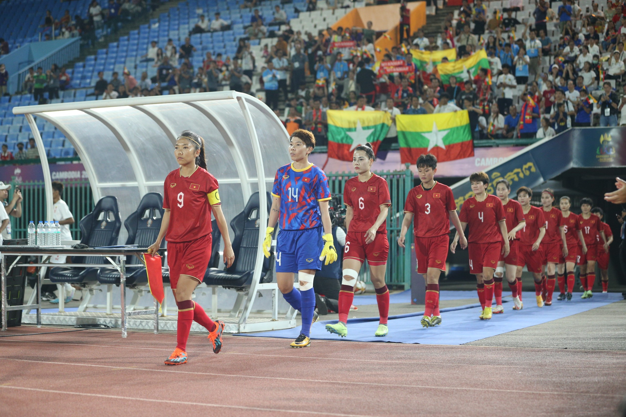 Xé lưới Myanmar, Huỳnh Như ăn mừng theo phong cách Ronaldo-1