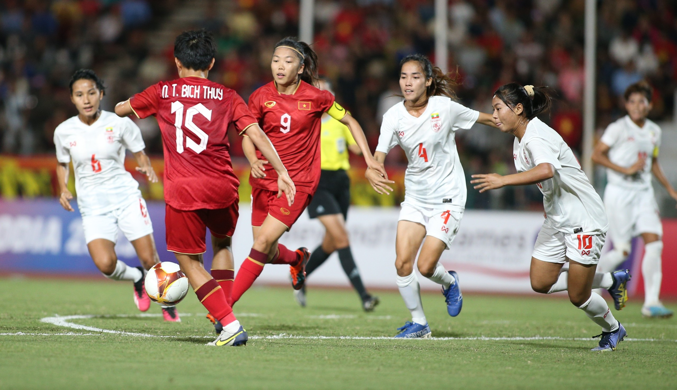 Xé lưới Myanmar, Huỳnh Như ăn mừng theo phong cách Ronaldo-2