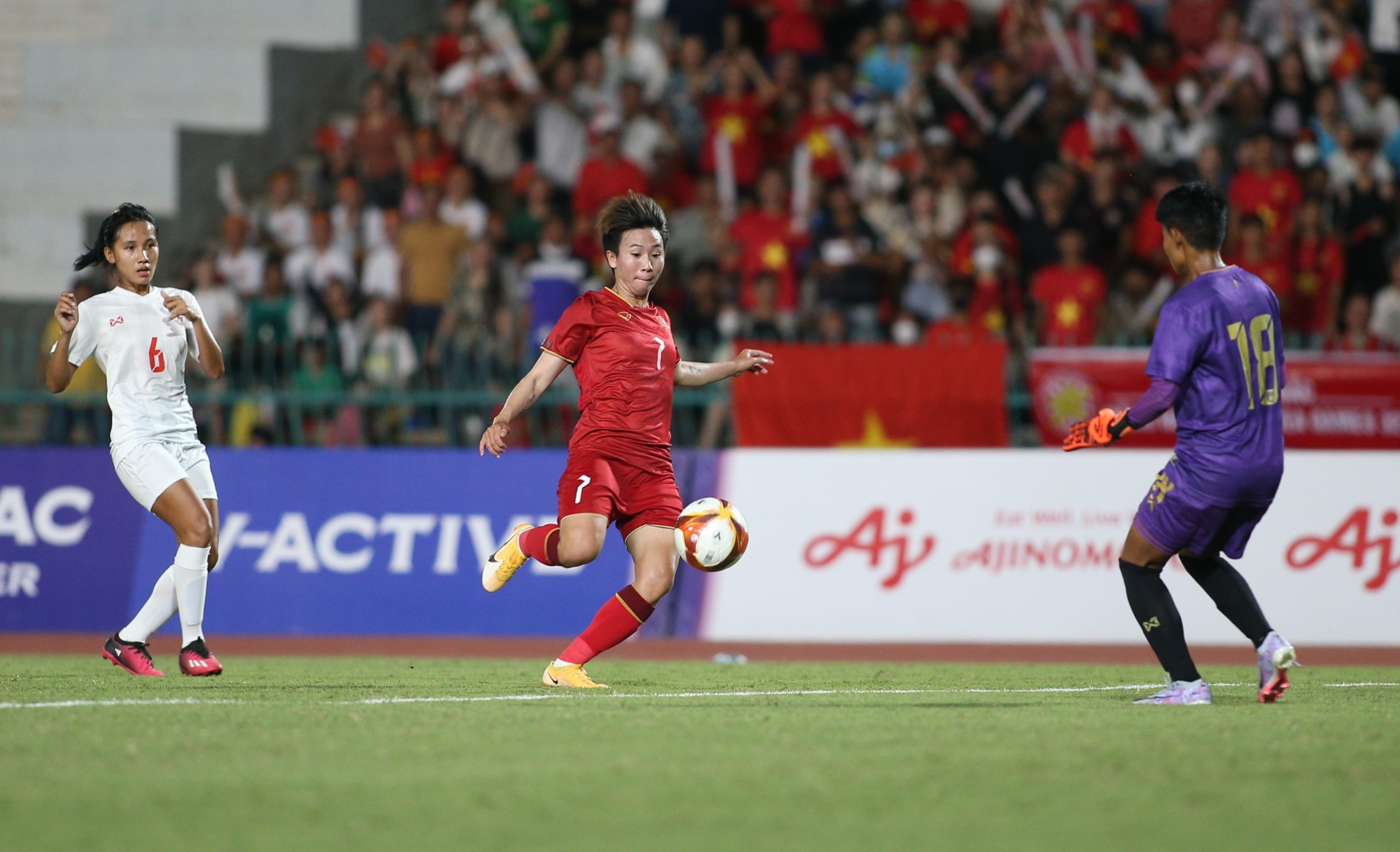 Xé lưới Myanmar, Huỳnh Như ăn mừng theo phong cách Ronaldo-4