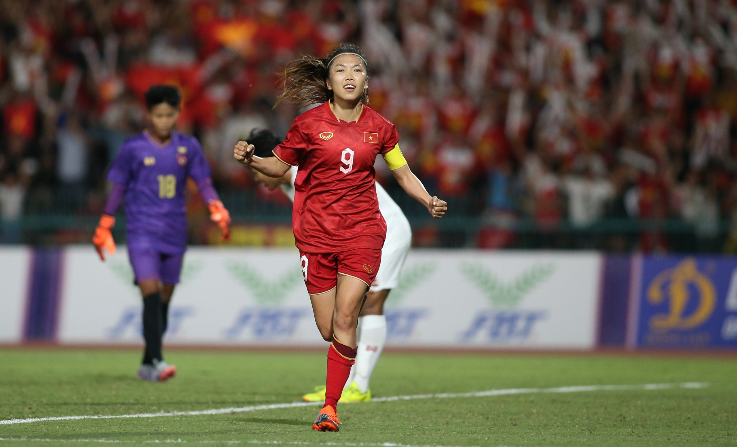 Xé lưới Myanmar, Huỳnh Như ăn mừng theo phong cách Ronaldo-6