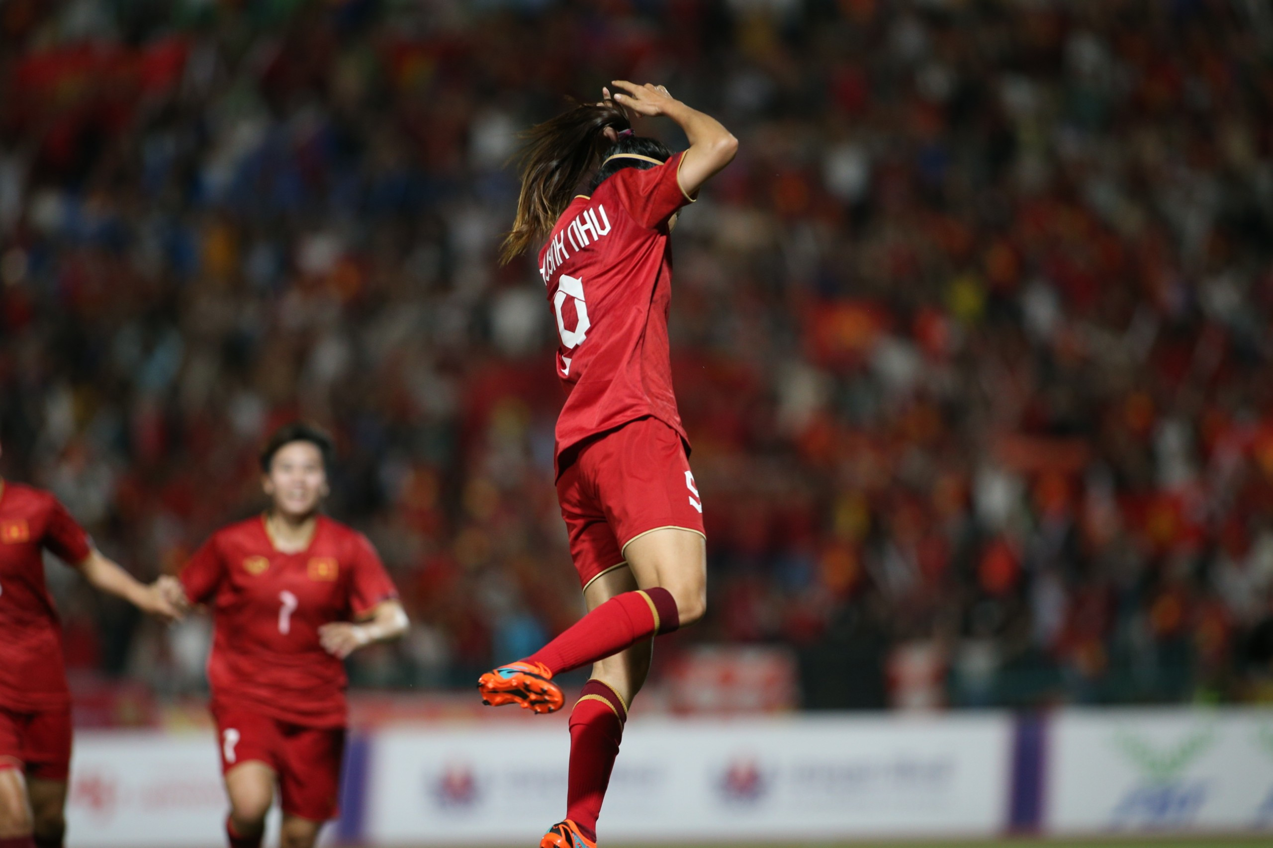 Xé lưới Myanmar, Huỳnh Như ăn mừng theo phong cách Ronaldo-7