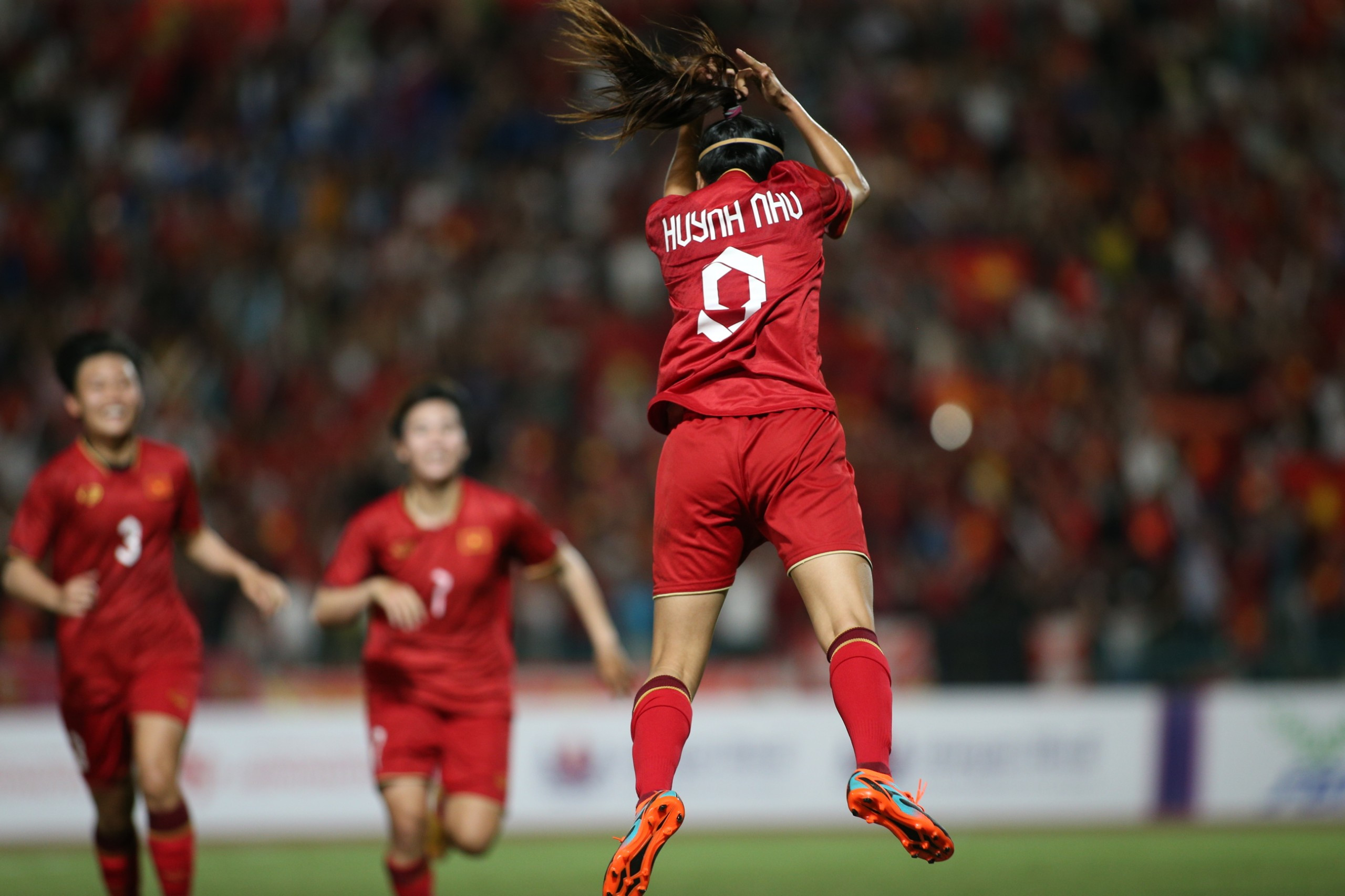 Xé lưới Myanmar, Huỳnh Như ăn mừng theo phong cách Ronaldo-8