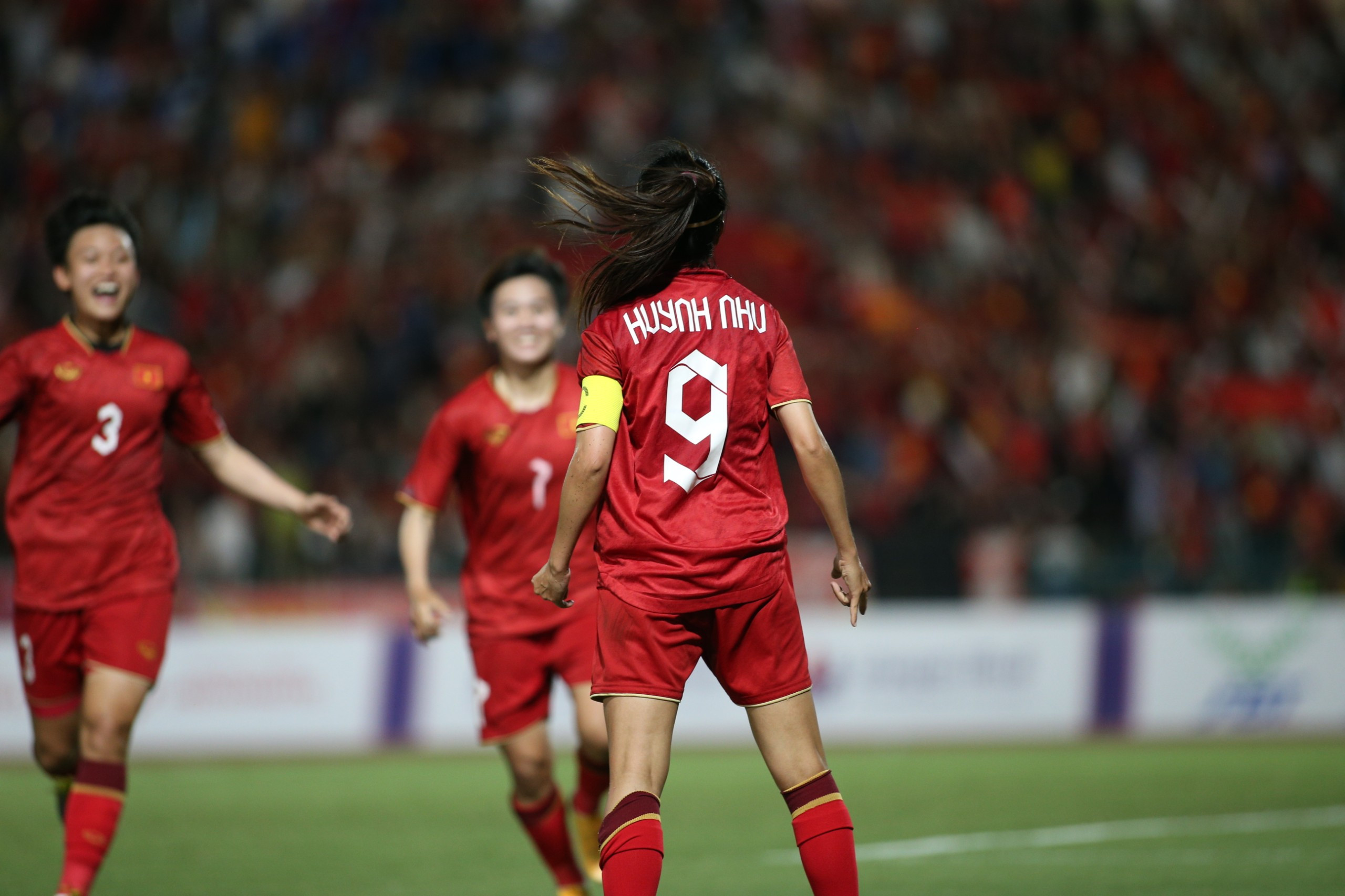 Xé lưới Myanmar, Huỳnh Như ăn mừng theo phong cách Ronaldo-9