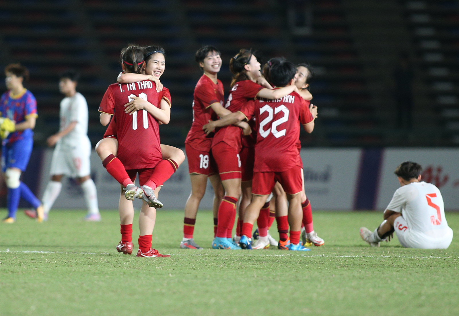 Thanh Nhã đội nón lá, cắn huy chương cực đáng yêu-4