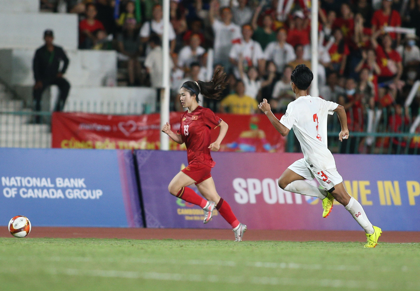 Thanh Nhã đội nón lá, cắn huy chương cực đáng yêu-1