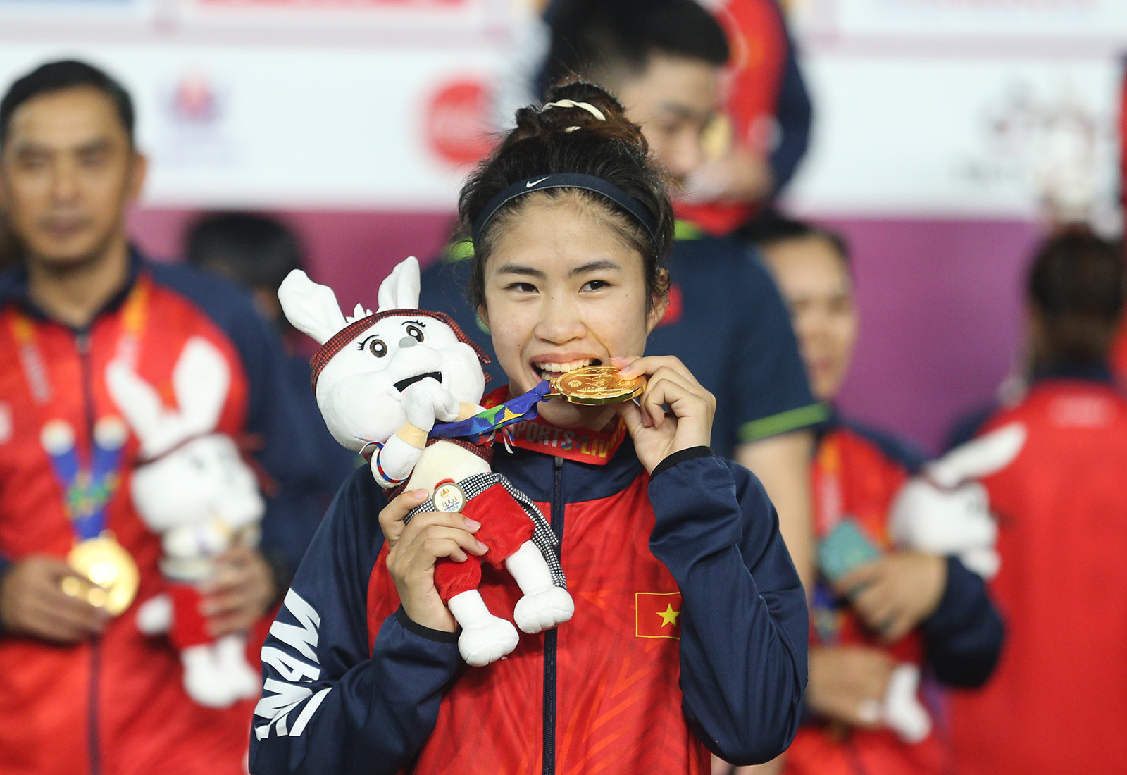 Thanh Nhã đội nón lá, cắn huy chương cực đáng yêu-9