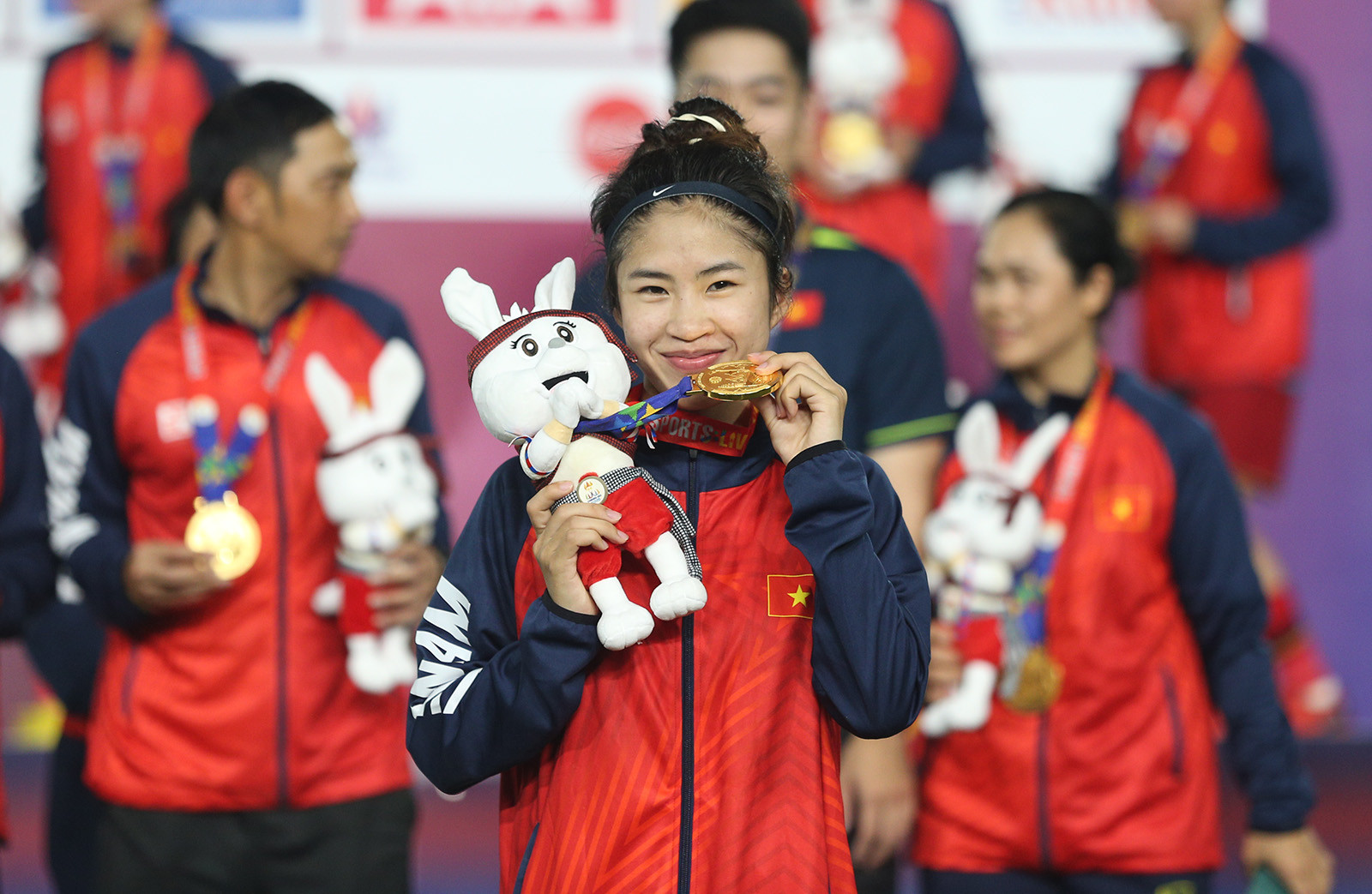 Thanh Nhã đội nón lá, cắn huy chương cực đáng yêu-10