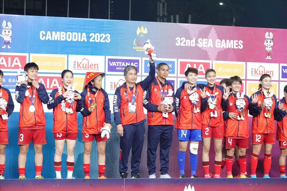 Tuyển nữ Việt Nam được thưởng gần 4 tỉ đồng sau khi vô địch SEA Games 32-1