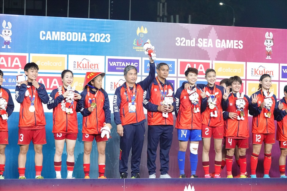Tuyển nữ Việt Nam được thưởng gần 4 tỉ đồng sau khi vô địch SEA Games 32-1