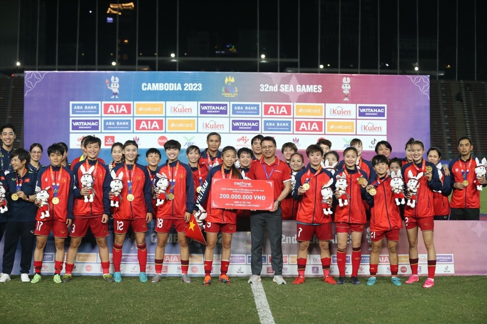 Tuyển nữ Việt Nam được thưởng gần 4 tỉ đồng sau khi vô địch SEA Games 32-2