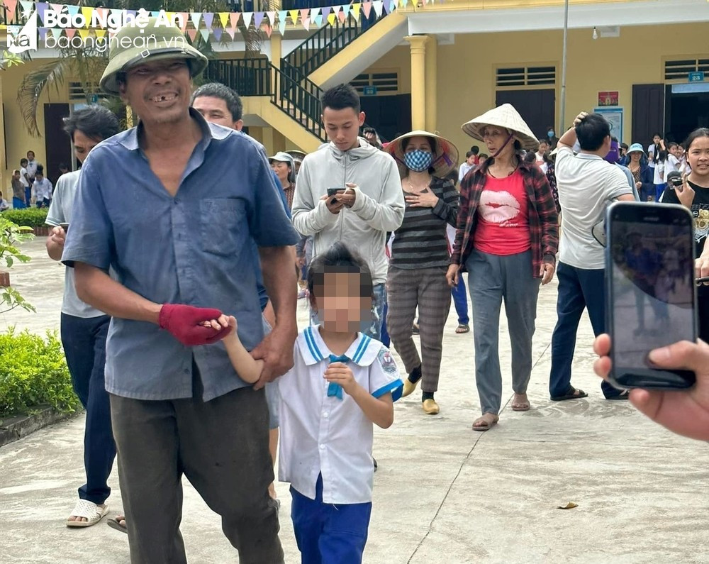 Bé gái lớp 1 ngủ trong tủ phòng học 4 tiếng, cả xã nhốn nháo tìm-1